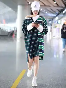 32岁宋茜又穿露肩装,粉色毛衣流苏裙,气质太温柔了