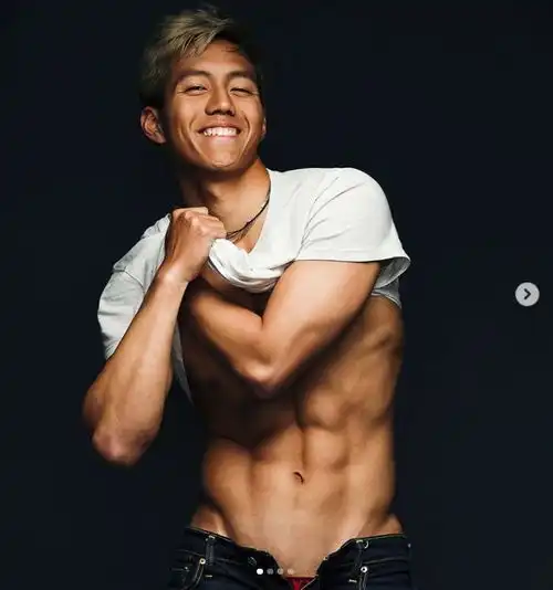 丑人撩妹需要套路,而肌肉男撩妹绝招只需一个肉体杀动作