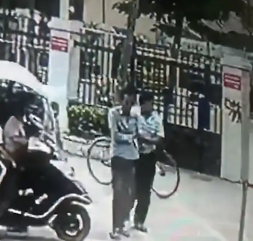 揭阳男子校门口骚扰女学生,2名儿童现场围观,已被当场抓获