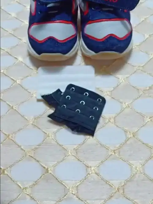 宝宝还小,经常买新鞋有点不划算,试试这个小技巧呗