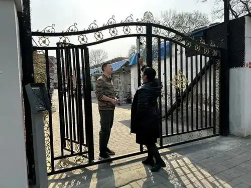 社区大铁门关门噪声扰人烦,邻里协商共解决