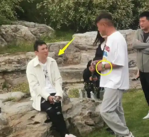 王思聪疑似夜店股东,和工作人员疯狂拍照,买超戴口罩低调现身