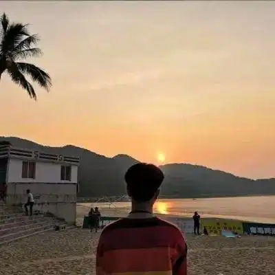 有没有两个人一起看日出,人影比较小但看的出男女的情侣头像