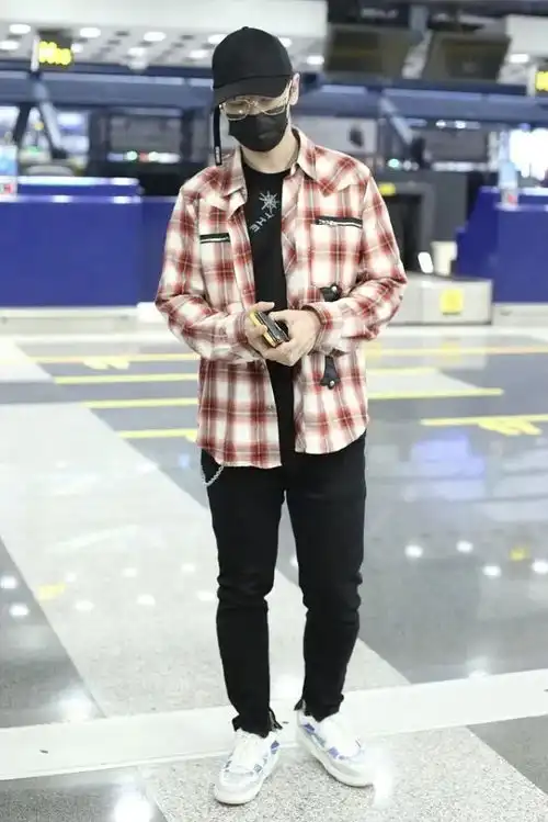 黄晓明变身时装精,格子衫紧身裤穿出潮流范,造型很有看点