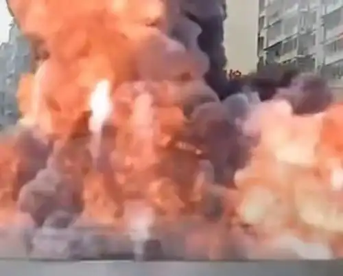 广西男子发轰炸收费站特效视频被拘,警方回应争议