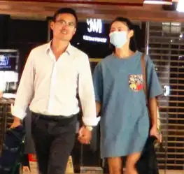 梁洛施与中年男子吃饭,对方大献殷勤,但这位并不是她的新男友