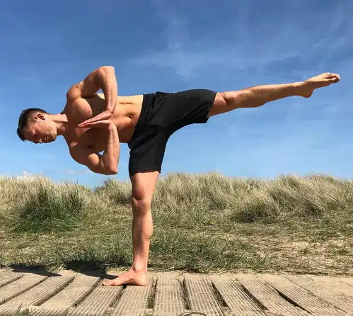 抒发男性荷尔蒙,健身狂野直接,而瑜伽更加委婉有味道