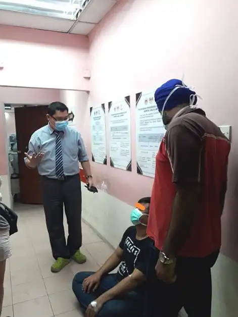 球火体育非难民不满被叫戴口罩暴打华裔父子图挖眼球