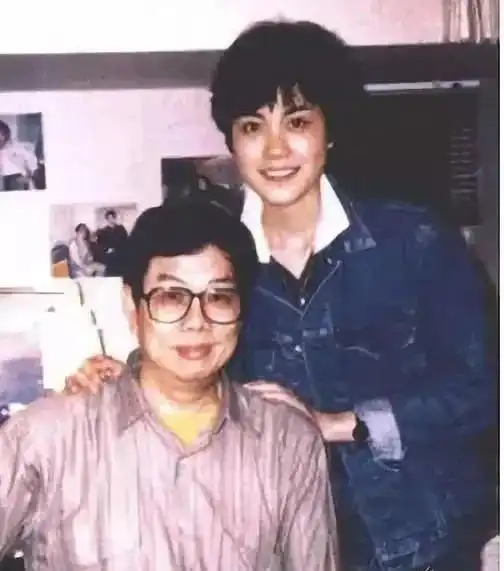 音乐节搂陌生男子蹦迪屡次与神秘帅哥同行的王菲和谢霆锋分手