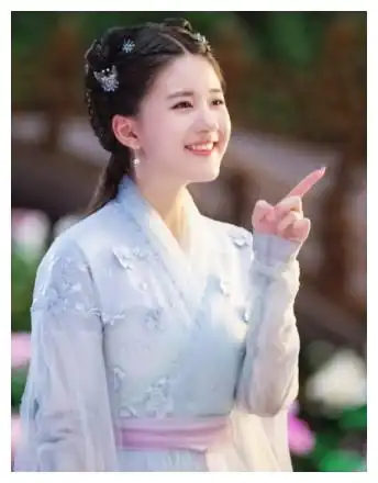 同样是古装美女穿花瓣裙春花锦觅,白娉婷,谁更胜一筹