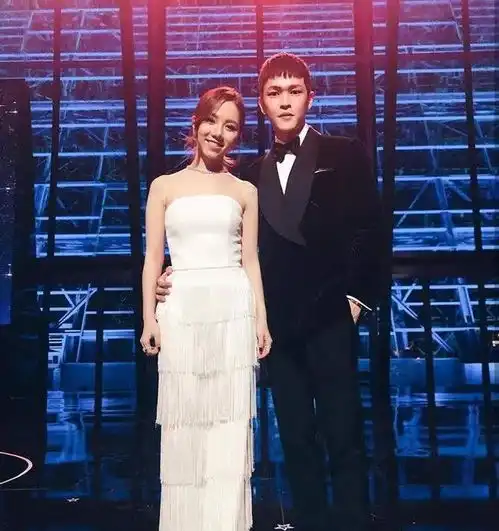 邓紫棋29岁生日与男友同镜秀恩爱,拍搞怪大笑视频超甜蜜