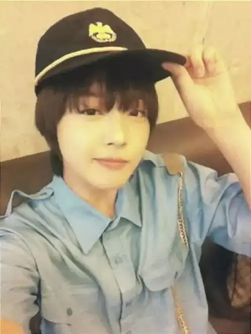 口袋妹妹崔雪莉短发造型显老,这颜值在国内真不一定能出道