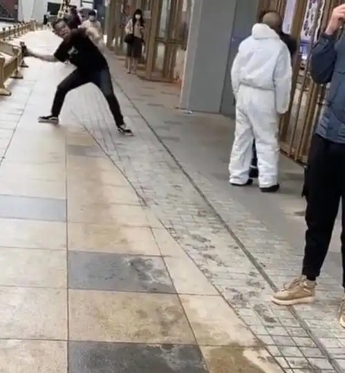 在西安攻击防疫人员的外籍人今日离境,在外逃亡的罪犯回国自首