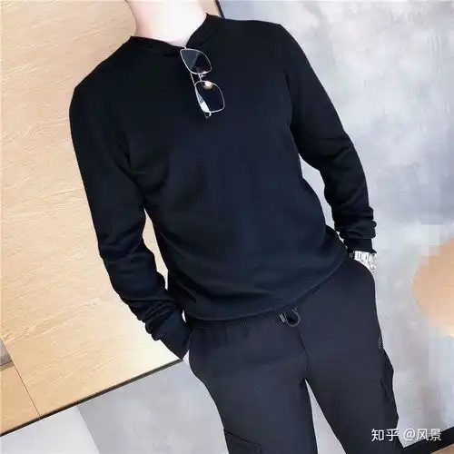 男生黑色休闲裤和白色衬衫搭配什么外套比较好