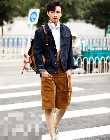 陈晓夫妻牵手真恩爱,穿衬衣裤衩有点中年样,陈妍希一旁笑得好甜