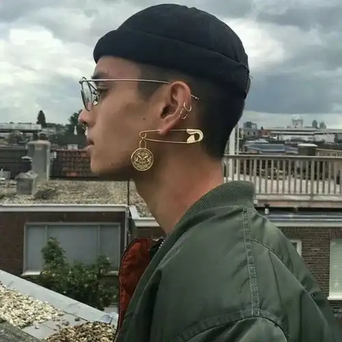 头像朋友圈里冷如鬼,微博上面骚断腿