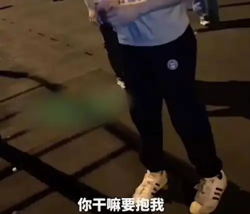 34岁女子被六年级男生搭讪,夸赞女子年轻身材好,最后举动引争议