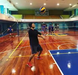 是健身私教,也是周杰伦mv男主角,邓紫棋帮唱,刘畊宏训练搭档