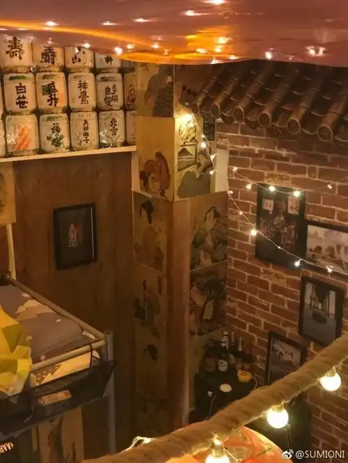 魔幻中传男生将寝室设计成日本居酒屋,取名叫魔男窟