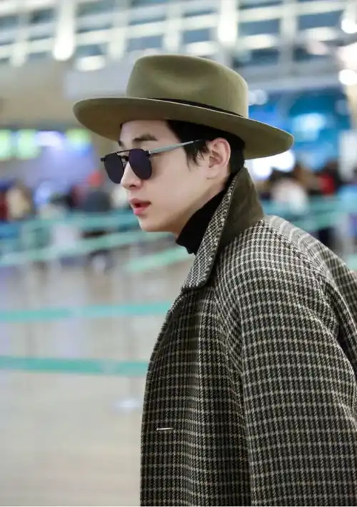 刘宪华果然有艺术气质,穿西装配丝绒阔腿裤,古典气息十足