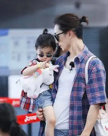 想爸终于播出李承铉穿粉t难辨雌雄,女儿戴墨镜叼糖超霸气