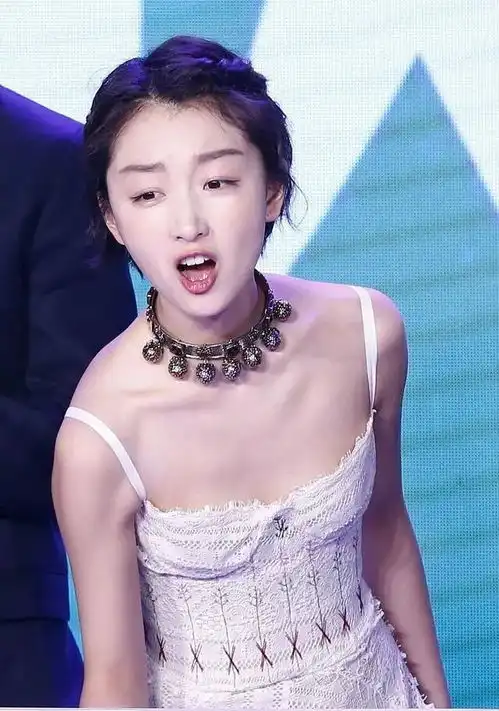 周冬雨我初吻初中就丢了,不小心撞到个男生,嘴莫名其妙碰上了