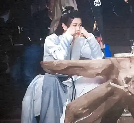 古装白衣仙男超标,造型千篇一律靠批发