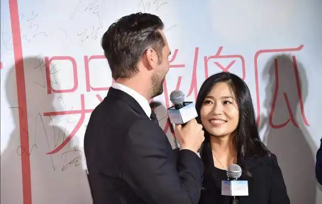 张艺谋长女罕露面,一身黑西装霸气又知性,180外籍男友好抢镜