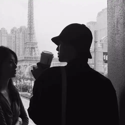 情侣头像女朋友化妆了要怎么亲她