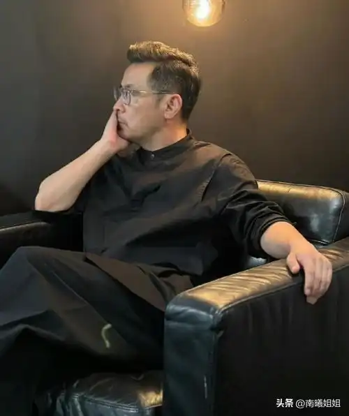 建议中年男人不管胖瘦都别衬衫塞裤腰看着油腻还没品味