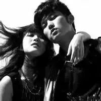 黑白真人男抱女情侣头像