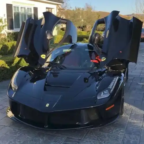 私荐金小妹凯莉五颜六色的有趣车库大鉴赏,和男友互送豪车,千万超跑是治疗情伤的礼物