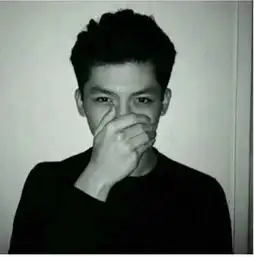 谁有和这个头像很像的图片,一个穿黑色衣服,手捂着嘴的男生
