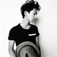 90后黑白男生头像寒流会变成暖流有你在身边就足够