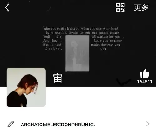有没有qq头像和背景是一套的可以连在一起的情侣头像也行ω