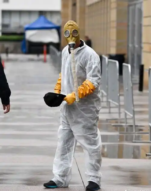 美国主持人全副武装上班戴防毒面罩还剃了光头