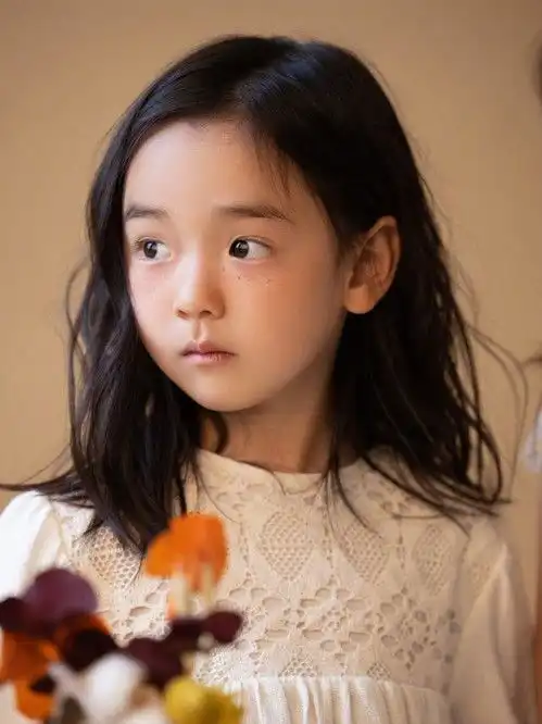 佟大为三胎儿子t台首秀,牵董璇女儿走秀好紧张,台下同框比高高