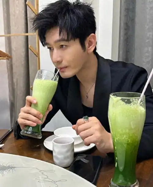 黄晓明为减肥喝苦瓜汁,一个月减掉25斤,47岁嫩得像小鲜肉