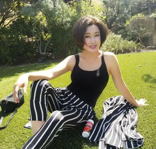 挖丈夫眼珠盗卖黄金卖奖杯打观众刘晓庆到底经历了什么