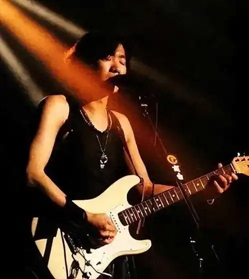 港乐30年张国荣走了,许冠杰老了,风流雨打风吹去,再也不回