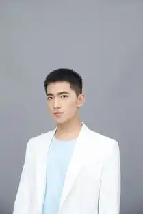 神隐杨洋终于出山白西装现身活动展现气质型男魅力