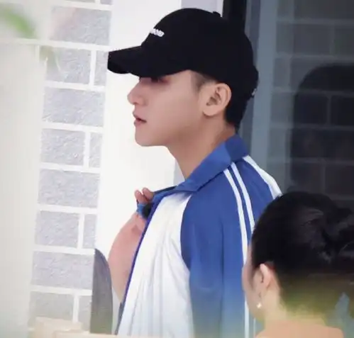 刘耀文上萌探,校服一穿成校园剧男主,与小宋同框美颜暴击