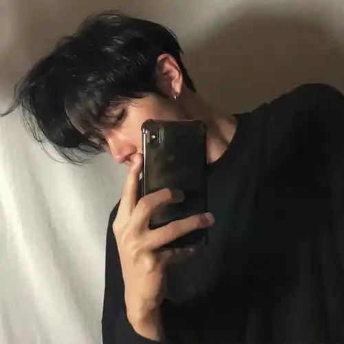 一个经常玩弄女人感情的男人,即使伪装的再好,也会有这几个表现