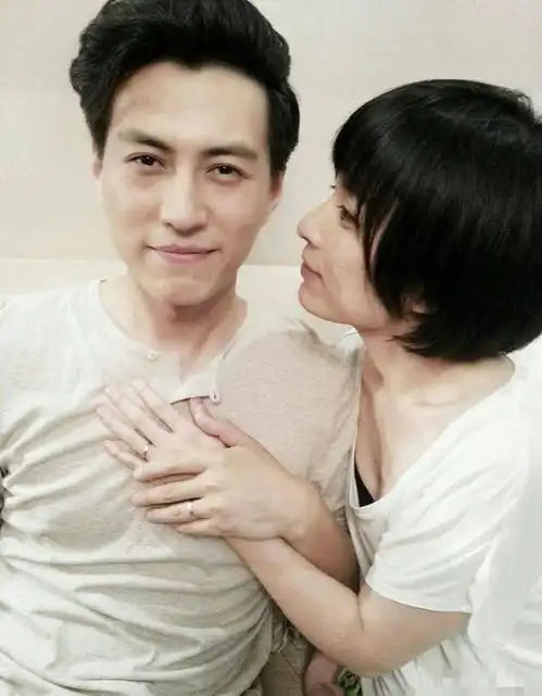 因拍吻戏被富豪丈夫抛弃,后嫁靳东被宠溺,儿子帅气十足