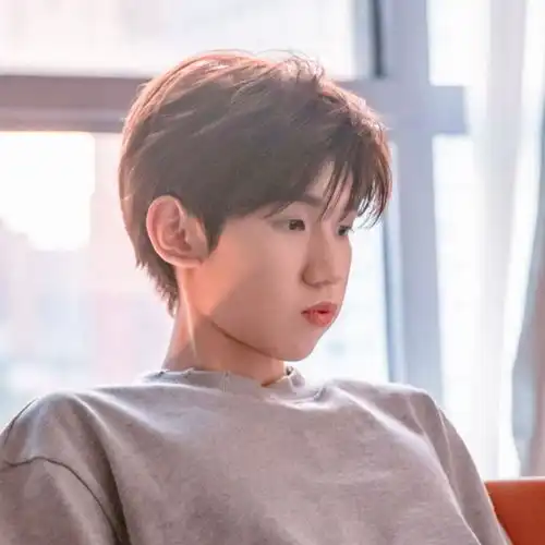 帅气的王源头像背景图