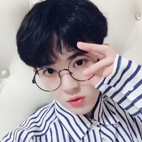 圆眼镜锅盖头青涩男孩