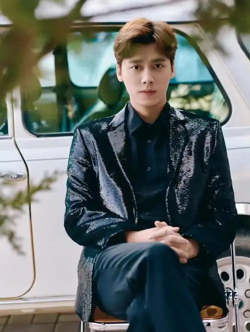 男明星穿亮片西装太油腻王一博李现太养眼,网友还是得看颜值