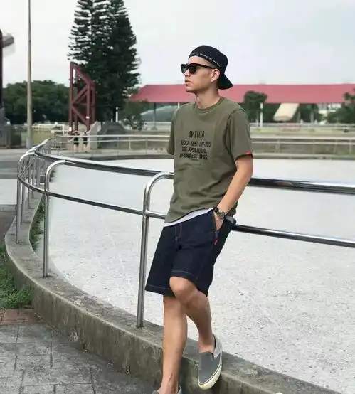 男生皮肤黑怎么穿衣服