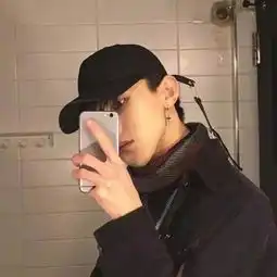 2018最时尚好看男生头像年轻帅气何必执着不属于自己的东西