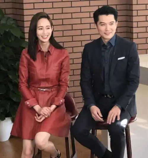 张钧甯邱泽罕见同框出席活动,互动频繁,男帅女美配一脸